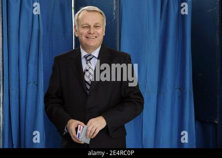 Jean-Marc Ayrault, amtierender Bürgermeister von Nantes, stimmt mit seiner Frau Brigitte am 9. März 2008 in Nantes, Westfrankreich, bei den Bürgermeisterwahlen ab. Foto von Daniel Joubert/ABACAPRESS.COM Stockfoto