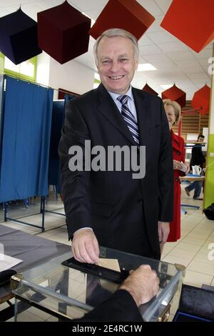 Jean-Marc Ayrault, amtierender Bürgermeister von Nantes, stimmt mit seiner Frau Brigitte am 9. März 2008 in Nantes, Westfrankreich, bei den Bürgermeisterwahlen ab. Foto von Daniel Joubert/ABACAPRESS.COM Stockfoto