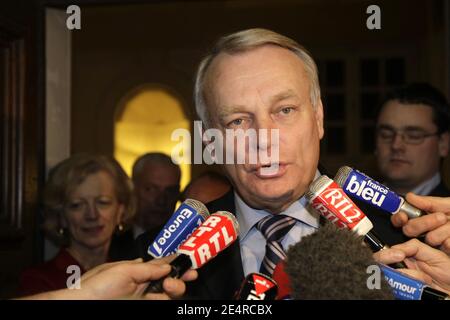 Der sozialistische Kandidat Jean-Marc Ayrault feiert mit Unterstützern, nachdem er am 9. März 2008 zum vierten Mal zum Bürgermeister von Nantes gewählt wurde. Foto von Daniel Joubert/ABACAPRESS.COM Stockfoto