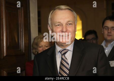 Der sozialistische Kandidat Jean-Marc Ayrault feiert mit Unterstützern, nachdem er am 9. März 2008 zum vierten Mal zum Bürgermeister von Nantes gewählt wurde. Foto von Daniel Joubert/ABACAPRESS.COM Stockfoto