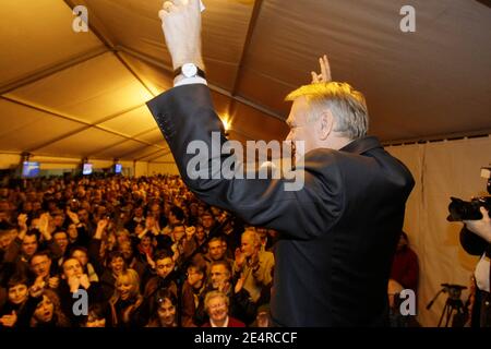 Der sozialistische Kandidat Jean-Marc Ayrault feiert mit Unterstützern, nachdem er am 9. März 2008 zum vierten Mal zum Bürgermeister von Nantes gewählt wurde. Foto von Daniel Joubert/ABACAPRESS.COM Stockfoto