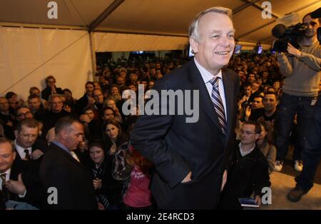 Der sozialistische Kandidat Jean-Marc Ayrault feiert mit Unterstützern, nachdem er am 9. März 2008 zum vierten Mal zum Bürgermeister von Nantes gewählt wurde. Foto von Daniel Joubert/ABACAPRESS.COM Stockfoto