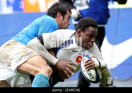 Frankreichs Fulgence Ouedraogo während des RBS 6 Nations Championship 2008 Rugby Union Spiel, Frankreich gegen Italien, im Stade de France in Saint-Denis, außerhalb von Paris, Frankreich am 9. März 2008. Frankreich gewann 25-13. Foto von Mehdi Taamallah/Cameleon/ABACAPRESS.COM Stockfoto