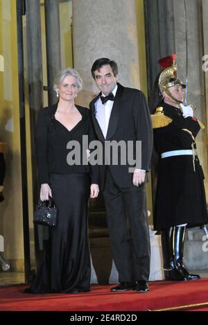 Premierminister Francois Fillon und Frau Penelope kommen zu einem Staatsessen, das zu Ehren des israelischen Präsidenten Shimon Peres am 10. März 2008 im Elysee-Palast in Paris, Frankreich, abgehalten wurde. Foto von Abd Rabbo-Orban-Mousse/ABACAPRESS.COM Stockfoto