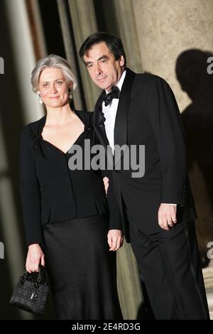 Premierminister Francois Fillon und Frau Penelope kommen zu einem Staatsessen, das zu Ehren des israelischen Präsidenten Shimon Peres am 10. März 2008 im Elysee-Palast in Paris, Frankreich, abgehalten wurde. Foto von Abd Rabbo-Orban-Mousse/ABACAPRESS.COM Stockfoto