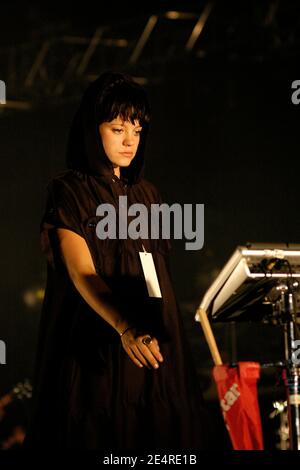 Die britische Sängerin Lily Allen tritt am 7. Juli 2007 während der 9. Ausgabe des 'Solidays' Music Festival im Longchamp bei Paris, Frankreich, live auf. Foto von DS/ABACAPRESS.COM Stockfoto