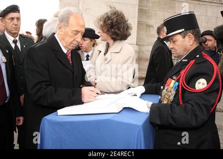 Der israelische Präsident Shimon Peres bei der Flamme des unbekannten Soldaten unter dem Triumphbogen in Paris, Frankreich, am 11. März 2008. Foto von Pierre Hounsfield/Pool/ABACAPRESS.COM Stockfoto