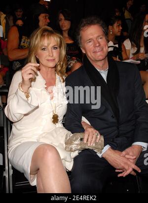 Die stolzen Eltern Rick und Kathy Hilton sitzen während der Mercedes-Benz Fashion Week, die am 11. März 2008 in den Smashbox Studios in Los Angeles, CA, USA, stattfand, in der ersten Reihe der Herbst 2008-Modenschau Nicholai by Nicky Hilton. Foto von Lionel Hahn/ABACAPRESS.COM Stockfoto