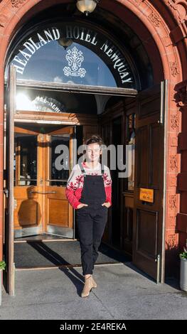 GROSSBRITANNIEN / England / Cornwall / Rosamunde Pilcher / deutsche Schauspielerin Paula Schramm vor Headland Hotel in Newquay ,Cornwall . Stockfoto