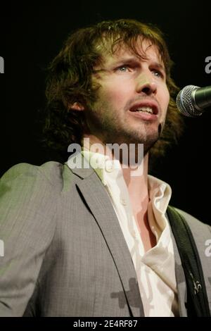 Der britische Sänger James Blunt tritt am 12. März 2008 live auf der Bühne im Zenith von Nantes, Westfrankreich, auf. Foto von Daniel Joubert/ABACAPRESS.COM Stockfoto