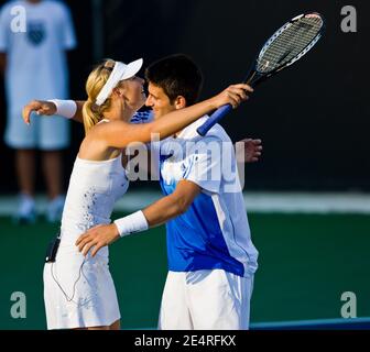 Maria Sharapova und Novak Djokovic spielen eine Doppel-Ausstellung beim 4. Jährlichen K-Swiss Desert Smash Charity Celebrity Tennis Event im La Quinta Resort in Palm Springs, CA, USA am 11. März 2008. Foto von Eddie Perlas/Cameleon/ABACAPRESS.COM Stockfoto