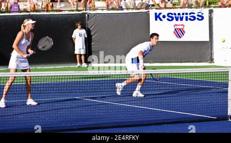 Maria Sharapova und Novak Djokovic spielen eine Doppel-Ausstellung beim 4. Jährlichen K-Swiss Desert Smash Charity Celebrity Tennis Event im La Quinta Resort in Palm Springs, CA, USA am 11. März 2008. Foto von Eddie Perlas/Cameleon/ABACAPRESS.COM Stockfoto