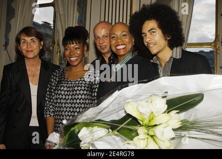 Jazzsängerin Dee Dee Bridgewater mit China Moses, seiner Tochter, Jean Marie Durand, seinem Mann, und Gabriel Durand, seinem Sohn, nachdem er am 14. März 2008 von der französischen Kulturministerin Christine Albanel in Paris, Frankreich, mit dem "Ritter des Ordens der Künste und der Buchstaben" ausgezeichnet wurde. Foto von Thierry Orban/ABACAPRESS.COM Stockfoto