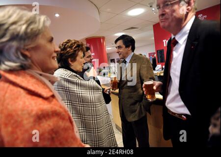 Die Frau des Premierministers Penelope Fillon, Roselyne Bachelot und Premierminister Francois Fillon plaudern vor dem Six Nations Rugby-Spiel Frankreich gegen Wales im Millennium Stadium in Cardiff, Wales am 15. März 2008. Foto von Elodie Gregoire/ABACAPRESS.COM Stockfoto