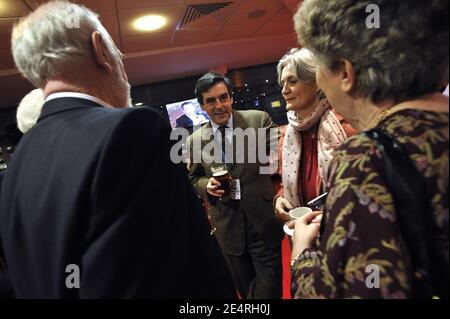 Der französische Premierminister Francois Fillon und seine Frau Penelope Fillon werden vor dem Six Nations Rugby Spiel France gegen Wales im Millennium Stadium in Cardiff, Wales am 15. März 2008 gesehen. Foto von Elodie Gregoire/ABACAPRESS.COM Stockfoto