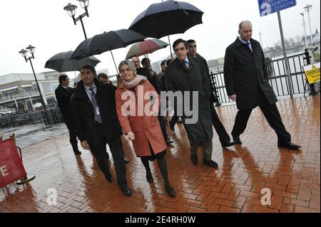 Der französische Premierminister Francois Fillon und seine Frau Penelope schlendern am 15. März 2008 in Cardiff, Wales, bevor sie am Six Nations Rugby-Spiel Frankreich gegen Wales teilnehmen. Foto von Elodie Gregoire/ABACAPRESS.COM Stockfoto