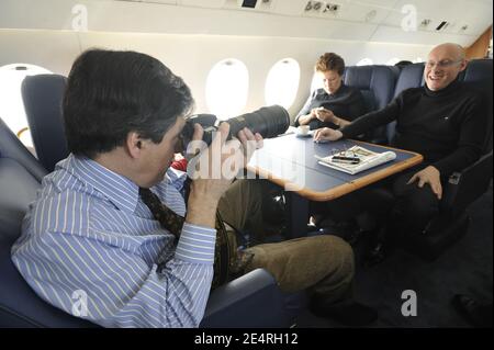 Premierminister Francois Fillon macht ein Foto von Bernard Laporte mit der Ausrüstung unseres Fotografen, als sie am 15. März 2008 von Paris nach Cardiff fliegen, um am Six Nations Rugby-Spiel Frankreich gegen Wales teilzunehmen. Foto von Elodie Gregoire/ABACAPRESS.COM Stockfoto