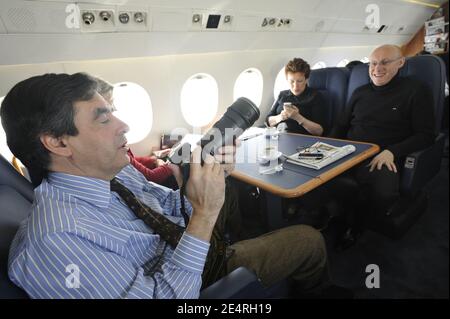 Premierminister Francois Fillon fotografiert Bernard Laporte mit der Ausrüstung unseres Fotografen, der am 15. März 2008 von Paris nach Cardiff fliegt. Sie nahmen am Six Nations Rugby-Spiel Frankreich gegen Wales Teil. Foto von Elodie Gregoire/ABACAPRESS.COM Stockfoto