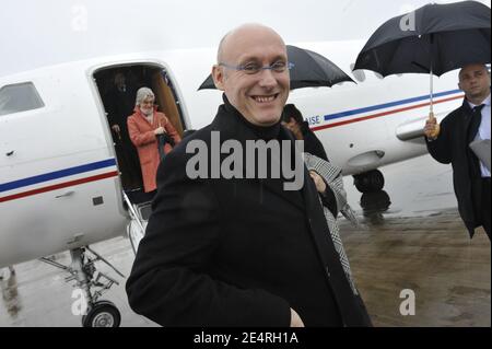 Die Frau des Premierministers, Penelope Fillon und Bernard Laporte, kommen am 15. März 2008 am Flughafen Cardiff in Wales an, um am Six Nations Rugby-Spiel Frankreich gegen Wales teilzunehmen. Foto von Elodie Gregoire/ABACAPRESS.COM Stockfoto