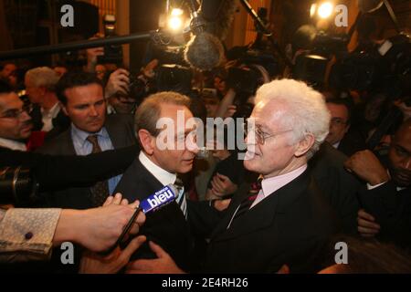 Der wiedergewählte Pariser Bürgermeister Bertrand Delanoe wird vom ehemaligen Premierminister Lionel Jospin nach den Ergebnissen der zweiten Runde am 16. März 2008 im Pariser Rathaus, Frankreich, gratuliert. Foto von Mousse-Taamallah/ABACAPRESS.COM Stockfoto