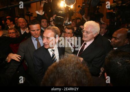 Der wiedergewählte Pariser Bürgermeister Bertrand Delanoe wird vom ehemaligen Premierminister Lionel Jospin nach den Ergebnissen der zweiten Runde am 16. März 2008 im Pariser Rathaus, Frankreich, gratuliert. Foto von Mousse-Taamallah/ABACAPRESS.COM Stockfoto