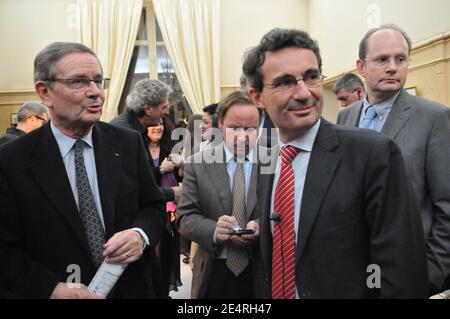 Bürgermeister von Neuilly-sur-seine Louis-Charles Bary und Jean-Christophe Fromantin nach den Ergebnissen der zweiten Runde der Bürgermeisterwahlen im Rathaus von Neuilly-sur-seine, Frankreich, am 16. März 2008. Jean-Christophe Fromantin wurde in dieser zweiten Runde mit 61,67% gegen 38,33% der Stimmen zum Bürgermeister gewählt. Foto von Ammar Abd Rabbo/ABACAPRESS.COM Stockfoto