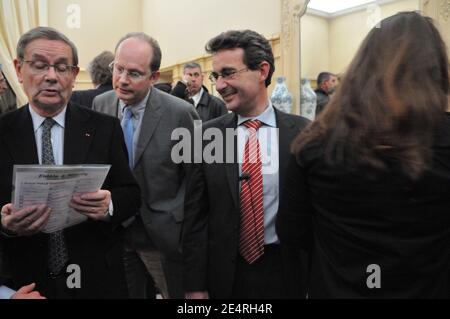 Bürgermeister von Neuilly-sur-seine Louis-Charles Bary und Jean-Christophe Fromantin nach den Ergebnissen der zweiten Runde der Bürgermeisterwahlen im Rathaus von Neuilly-sur-seine, Frankreich, am 16. März 2008. Jean-Christophe Fromantin wurde in dieser zweiten Runde mit 61,67% gegen 38,33% der Stimmen zum Bürgermeister gewählt. Foto von Ammar Abd Rabbo/ABACAPRESS.COM Stockfoto