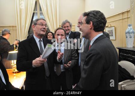 Bürgermeister von Neuilly-sur-seine Louis-Charles Bary und Jean-Christophe Fromantin nach den Ergebnissen der zweiten Runde der Bürgermeisterwahlen im Rathaus von Neuilly-sur-seine, Frankreich, am 16. März 2008. Jean-Christophe Fromantin wurde in dieser zweiten Runde mit 61,67% gegen 38,33% der Stimmen zum Bürgermeister gewählt. Foto von Ammar Abd Rabbo/ABACAPRESS.COM Stockfoto