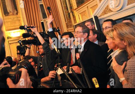 Bürgermeister von Neuilly-sur-seine Louis-Charles Bary, Jean-Christophe Fromantin mit seiner Frau Laure während der Pressekonferenz nach den Ergebnissen der zweiten Runde der Bürgermeisterwahlen im Rathaus von Neuilly-sur-seine, Frankreich, am 16. März 2008. Jean-Christophe Fromantin wurde in dieser zweiten Runde mit 61,67% gegen 38,33% der Stimmen zum Bürgermeister gewählt. Foto von Ammar Abd Rabbo/ABACAPRESS.COM Stockfoto