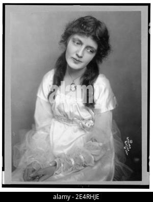 Mary Kean, halblanges Porträt, sitzend, nach vorne mit nach rechts geneigtem Kopf) - Gerhard Sisters, St. Louis Stockfoto