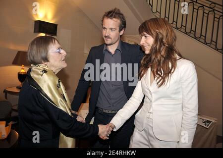 Die französischen Schauspieler Audrey Dana und Jocelyn Quivrin, Gewinner des Kinopreises 'Prix Romy Schneider-Patrick Dewaere 2008', treffen sich am 17. März 2008 im Royal Monceau Hotel in Paris, Frankreich, mit Patrick Dewaeres Mutter Mado Maurin. Foto von Christophe Guibbaud/ABACAPRESS.COM Stockfoto