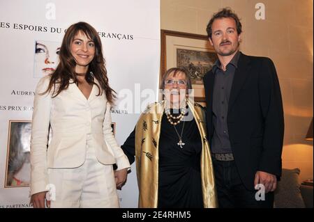 Die französischen Schauspieler Audrey Dana und Jocelyn Quivrin, Gewinner des Kinopreises 'Prix Romy Schneider-Patrick Dewaere 2008', treffen sich am 17. März 2008 im Royal Monceau Hotel in Paris, Frankreich, mit Patrick Dewaeres Mutter Mado Maurin. Foto von Christophe Guibbaud/ABACAPRESS.COM Stockfoto