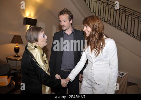 Die französischen Schauspieler Audrey Dana und Jocelyn Quivrin, Gewinner des Kinopreises 'Prix Romy Schneider-Patrick Dewaere 2008', treffen sich am 17. März 2008 im Royal Monceau Hotel in Paris, Frankreich, mit Patrick Dewaeres Mutter Mado Maurin. Foto von Christophe Guibbaud/ABACAPRESS.COM Stockfoto