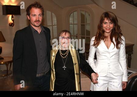 Die französischen Schauspieler Audrey Dana und Jocelyn Quivrin, Gewinner des Kinopreises 'Prix Romy Schneider-Patrick Dewaere 2008', treffen sich am 17. März 2008 im Royal Monceau Hotel in Paris, Frankreich, mit Patrick Dewaeres Mutter Mado Maurin. Foto von Benoit Pinguet/ABACAPRESS.COM Stockfoto