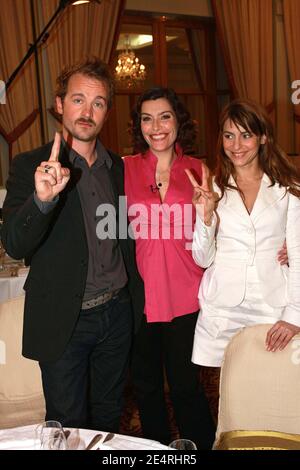 Die französische TV-Moderatorin Daphne Roulier posiert mit den französischen Schauspielern Audrey Dana und Jocelyn Quivrin, den Gewinnern des Filmpreises "Prix Romy Schneider-Patrick Dewaere 2008", der am 17. März 2008 im Hotel "Royal Monceau" in Paris, Frankreich, stattfand. Foto von Benoit Pinguet/ABACAPRESS.COM Stockfoto