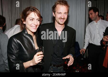 Die französischen Schauspieler Audrey Dana und Jocelyn Quivrin feiern ihre Preise 'Prix Romy Schneider-Patrick Dewaere 2008' während der After Party im Club 'L'Etoile' in Paris, Frankreich am 17. März 2008. Foto von Benoit Pinguet/ABACAPRESS.COM Stockfoto