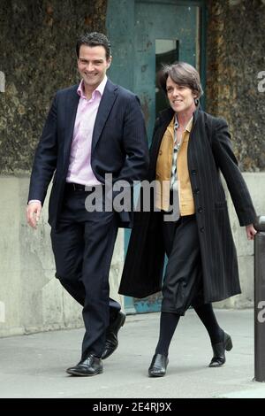 Jerome Kerviel (L) verlässt am 18. März 2008 das Gefängnis La Sante mit Elisabeth Meyer, einer seiner beiden Anwältinnen des Schurkenhändlers in Paris, Frankreich. Ein Pariser Gericht ordnete die Freilassung des Schurken-Händlers an, während die Ermittler seine Rolle in einem Multi-Milliarden-Euro-Skandal bei der Societe Generale untersuchen. Die Societe Generale macht den Junior-Händler für Verluste in Höhe von 4.9 Milliarden Euro (7.1 Milliarden Dollar) verantwortlich, die entstanden sind, nachdem die Bank gezwungen war, mehr als 50 Milliarden Euro an unerlaubten Geschäften abzuwickeln. Foto von Mehdi Taamallah/ABACAPRESS.COM Stockfoto