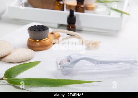 Micro Needle Meso Derma Roller System, trockene Lymphmassage Holzbürste, Loofah Pads und andere Elemente für die selbst Gesicht und Körper Hautpflege. Wellness-Center Stockfoto