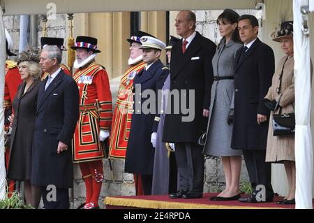 Königin Elizabeth II. Und der Herzog von Edinburgh, Präsident Nicolas Sarkozy und seine Frau Carla Bruni sehen sich am 26. März 2008 die Überprüfung der Ehrengarde im Schloss Windsor in London an. Präsident Nicolas Sarkozy rief zu engeren Beziehungen zwischen Frankreich und Großbritannien auf, als er heute seinen ersten Staatsbesuch in diesem Land begann. Foto von Christophe Guibbaud/ABACAPRESS.COM Stockfoto