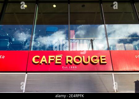 Schild für Cafe Rouge Restaurant in St. Katharine Docks, London, UK Stockfoto