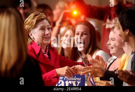 Präsidentschaftskandidatin Hillary Rodham Clinton (D-NY) und Tochter Chelsea nehmen an einer "March to Victory"-Spendenaktion in der "Daughters of the American Revolution Constitution Hall" am 26. März 2008 in Washington, DC, USA Teil. Foto von Olivier Douliery /ABACAPRESS.COM Stockfoto