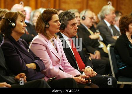 Der britische Premierminister Gordon Brown wartet darauf, die Rede des französischen Präsidenten Nicolas Sarkozy vor den Abgeordneten beider Houses of Parliament am 26. März 2008 in der Royal Gallery des Palace of Westminster in London, Großbritannien, zu hören. Präsident Sarkozy und Carla Bruni-Sarkozy sind zu einem zweitägigen Staatsbesuch in London und Windsor. Foto von David Niviere/Pool/ABACAPRESS.COM Stockfoto