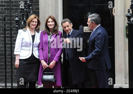 Der britische Premierminister Gordon Brown und seine Frau Sarah Gordon begrüßen den französischen Präsidenten Nicolas Sarkozy und seine Frau Carla Bruni-Sarkozy am 10. März 2008 vor der Haustür des offiziellen Residenz des Premierministers in der Downing Street 27 in London, Großbritannien. Foto von Jacques Witt/Pool/ABACAPRESS.COM Stockfoto