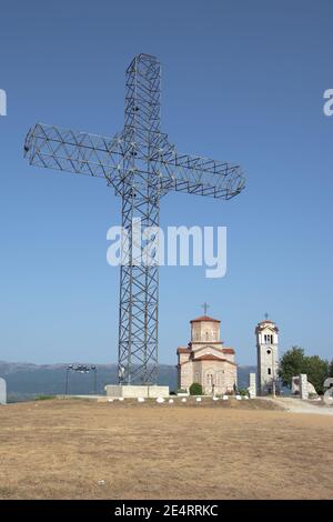 Riesige Metallstruktur in Form eines Kreuzes über der orthodoxen Kirche von Sveti Petar i Pavle in Podmocani, Mazedonien Republik Stockfoto