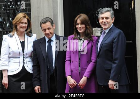 Der britische Premierminister Gordon Brown und seine Frau Sarah Gordon begrüßen den französischen Präsidenten Nicolas Sarkozy und seine Frau Carla Bruni-Sarkozy am 10. März 2008 vor der Haustür des offiziellen Residenz des Premierministers in der Downing Street 27 in London, Großbritannien. Foto von Jacques Witt/Pool/ABACAPRESS.COM Stockfoto