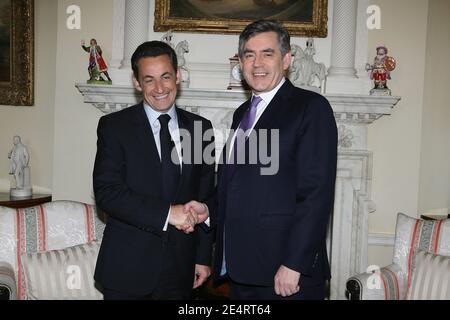Der französische Präsident Nicolas Sarkozy trifft am 27. März 2008 in der Downing Street 10 in London, Großbritannien, den britischen Premierminister Gordon Brown. Foto von David Niviere/Pool/ABACAPRESS.COM Stockfoto