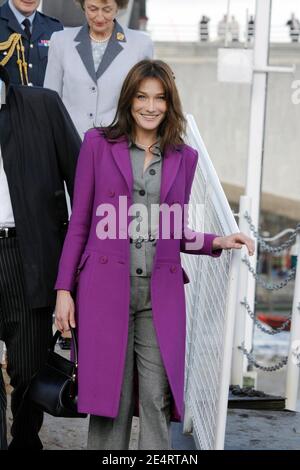 Frankreichs erste Lady Carla Bruni-Sarkozy nimmt am 27. März 2008 ein Boot auf der Londoner Themse, Großbritannien. Foto von Ludovic/Pool/ABACAPRESS. Stockfoto