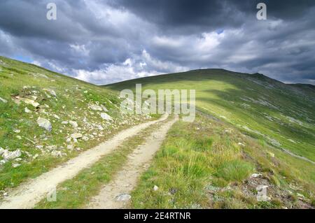 Unbefestigte Straße und dramatischer Himmel im Pelister Nationalpark, Republik Mazedonien Stockfoto