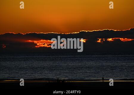 Stürmischer Sonnenaufgang Über Dem Strand Stockfoto