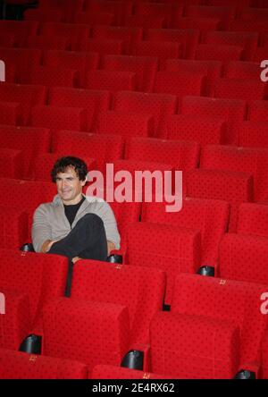 Schauspieler Albert Dupontel posiert für Bilder während des 19. Valenciennes Filmfestivals in Valenciennes, Frankreich am 29. März 2008. Foto von Denis Guignebourg/ABACAPRESS.COM Stockfoto